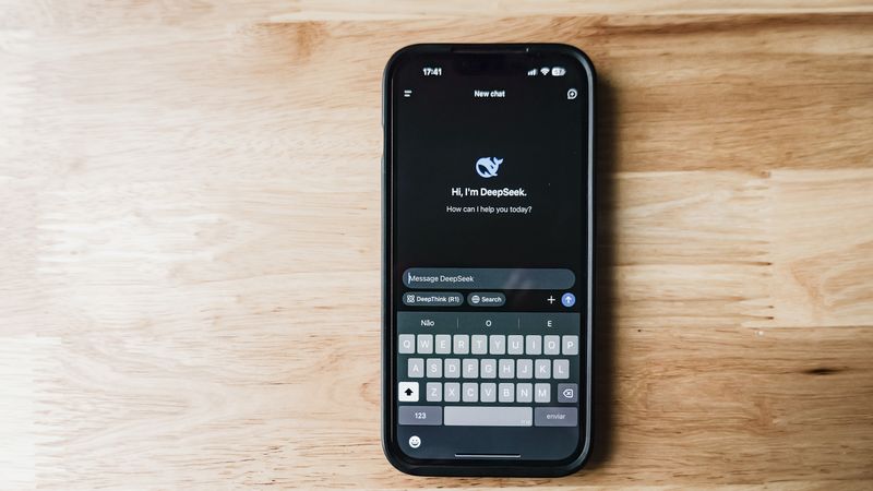 Échange avec un assistant conversationnel sur un téléphone