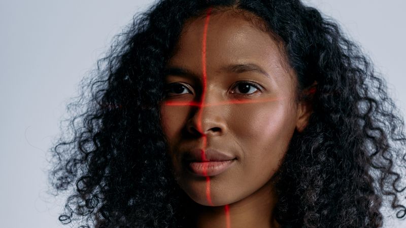 Caméra industrielle analysant une scène par vision par ordinateur