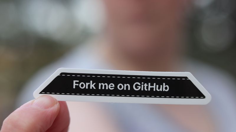 Développeur consultant un dépôt de code sur GitHub