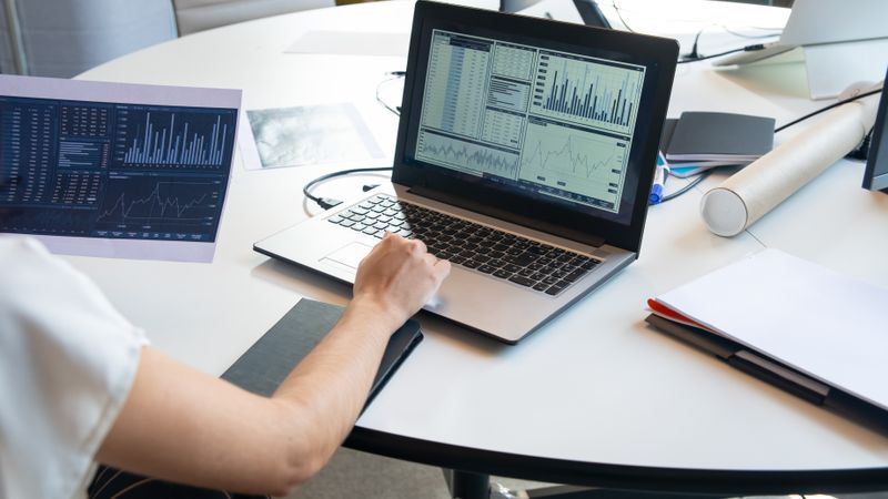 Ordinateur portable affichant des graphiques d'analyse de données