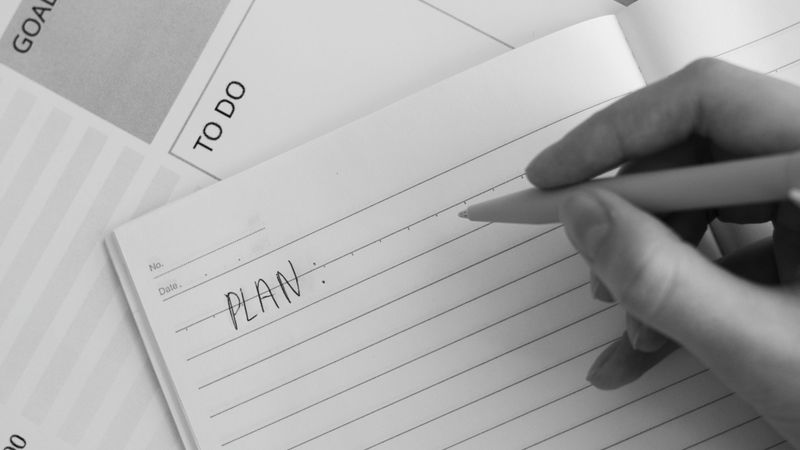 Plan de progression écrit dans un carnet posé sur un bureau